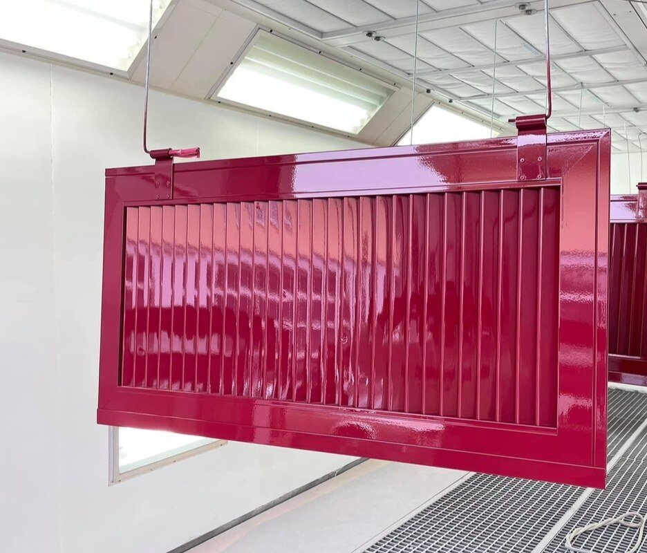 Volets en aluminium thermolaqués suspendus dans la cabine de séchage