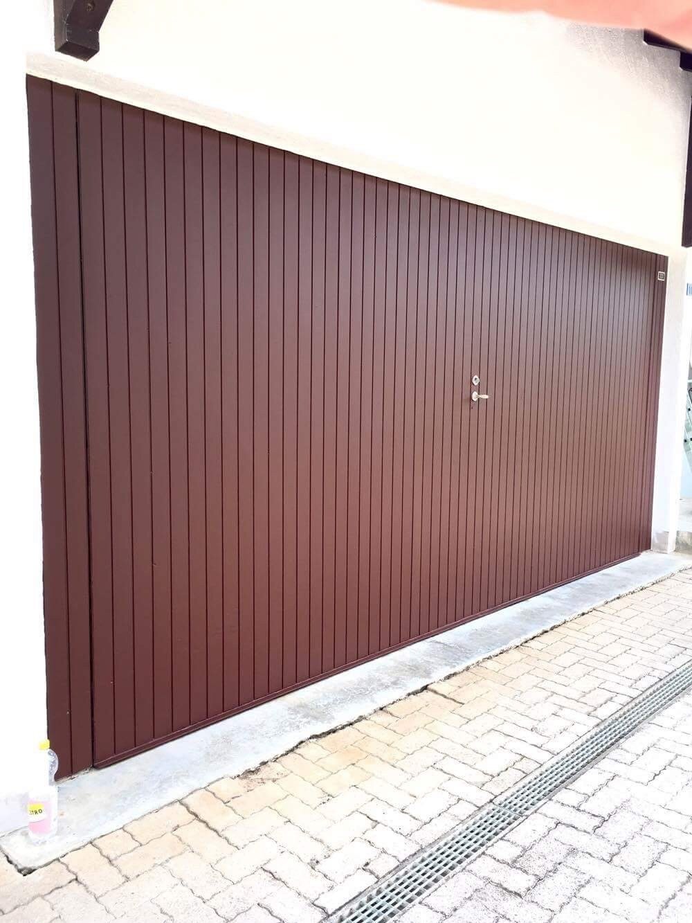 La même porte après travaux, finition bordeaux uniforme