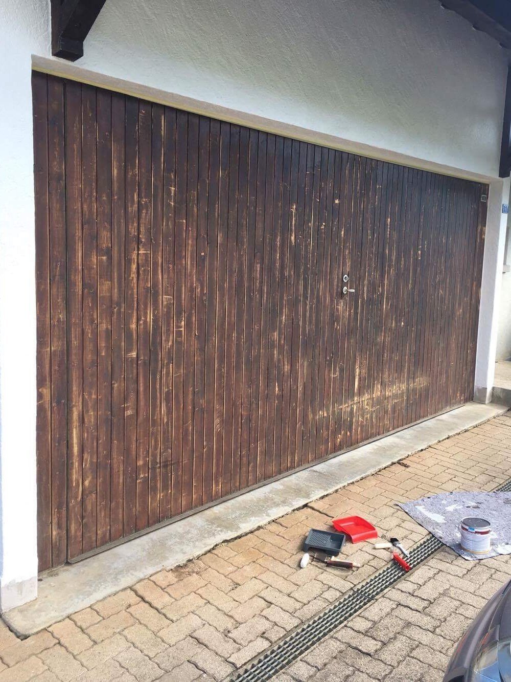 Porte de garage en bois avant travaux, lasure délavée