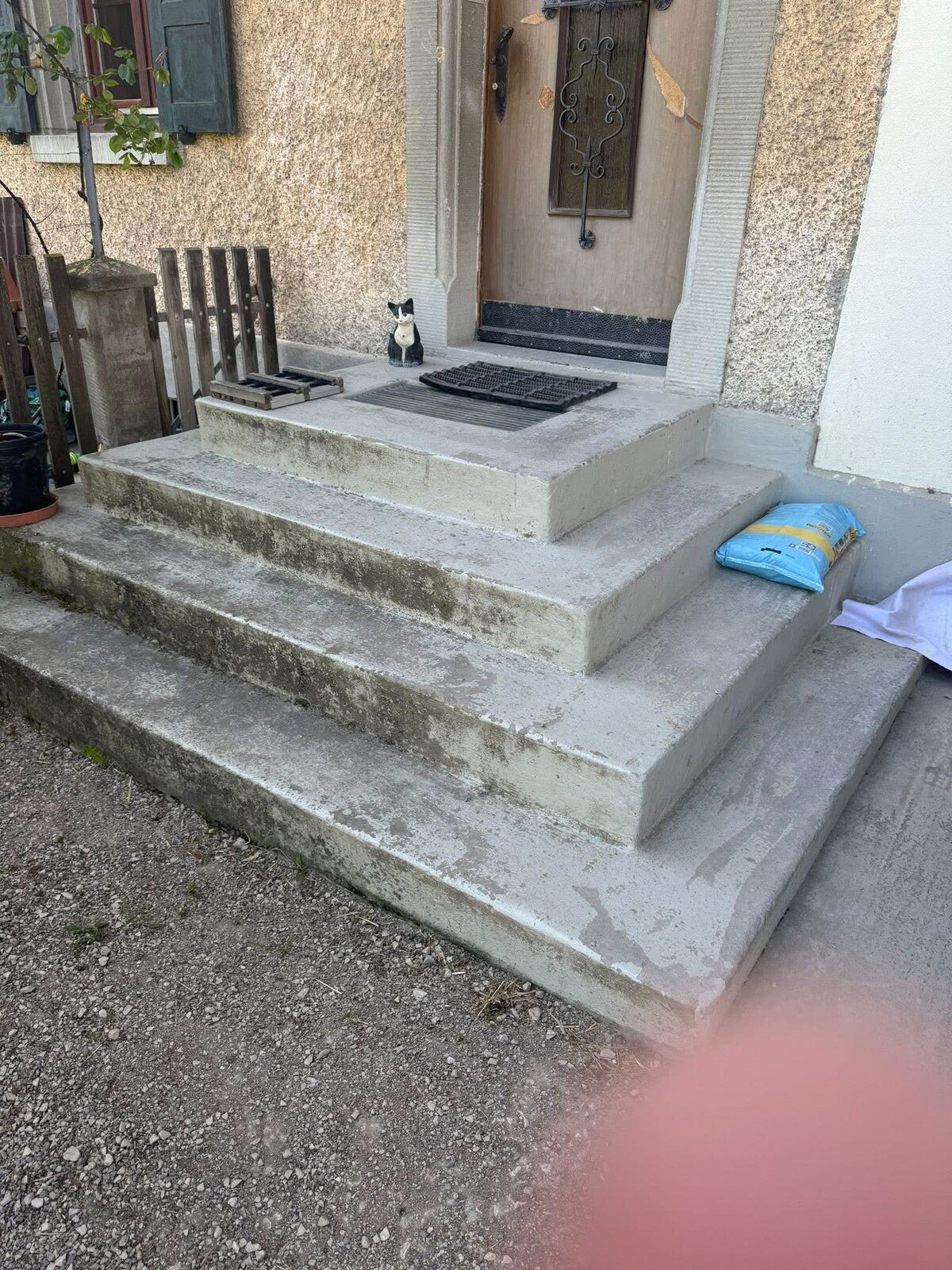 Perron avant travaux, marches en béton usées et salies