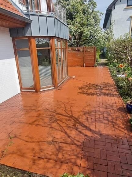 La même terrasse après nettoyage, pavés rouges ravivés