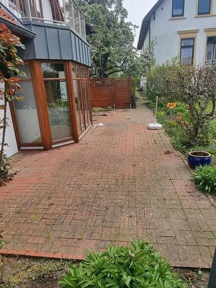 Terrasse pavée avant nettoyage, teinte grisée