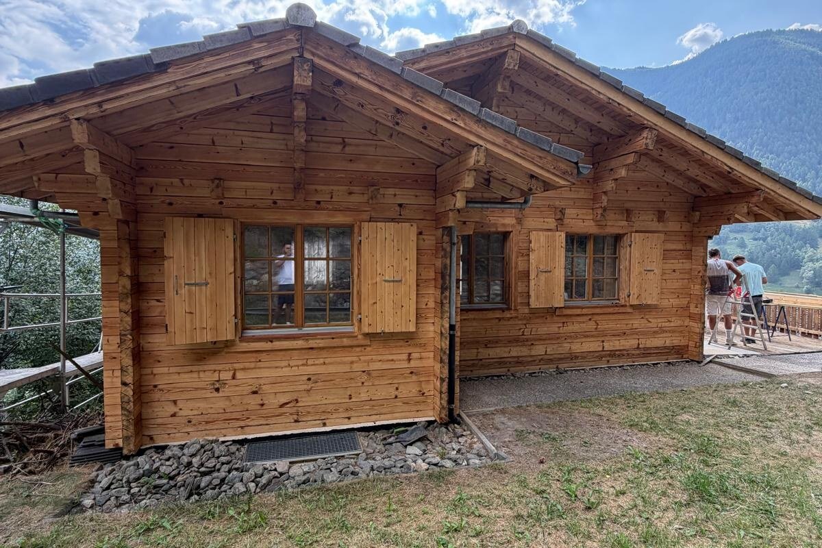 Le même chalet après sablage, bois clair et grain net