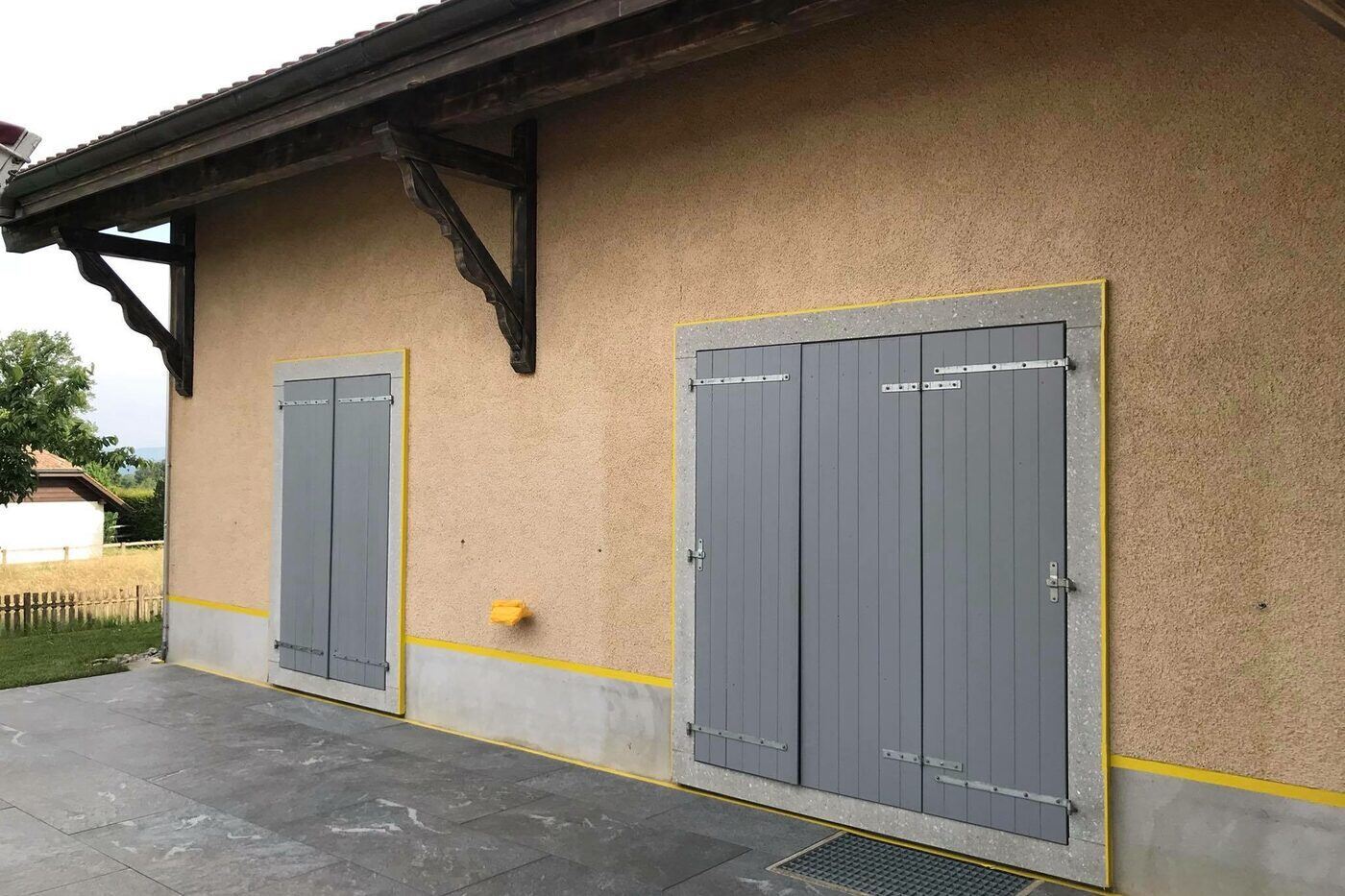 Corps de ferme avant travaux, façade et volets défraîchis