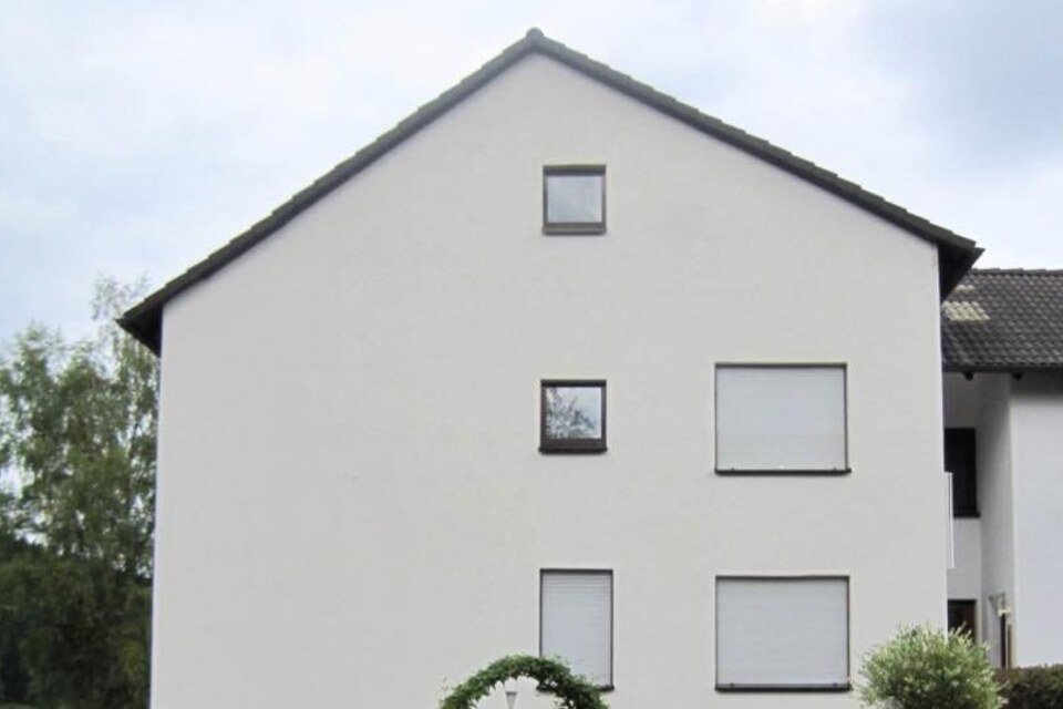 Le même pignon après nettoyage et peinture, façade blanche