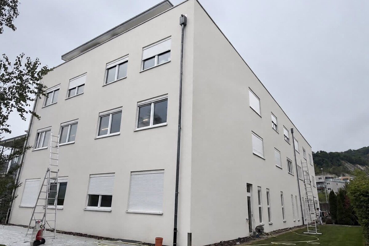 Le même immeuble après ravalement, façade blanche uniforme