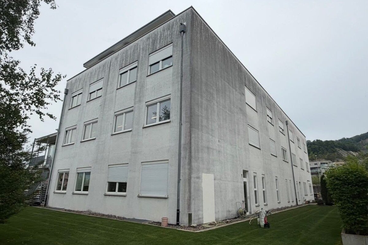 Immeuble locatif avant travaux, béton gris strié de coulures