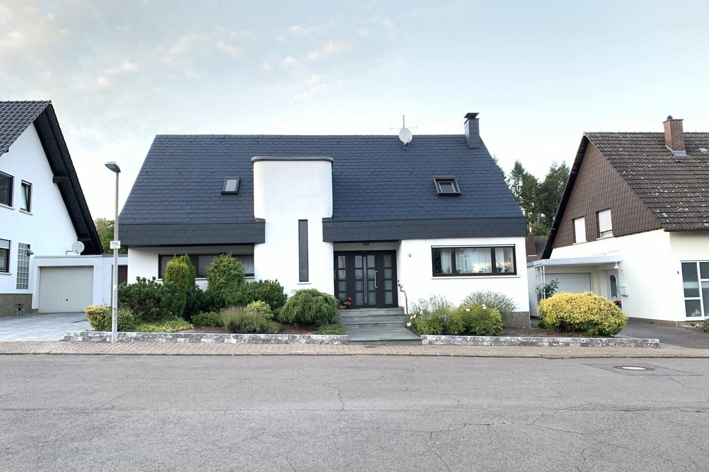 La même maison après travaux, toiture sombre et façade blanche