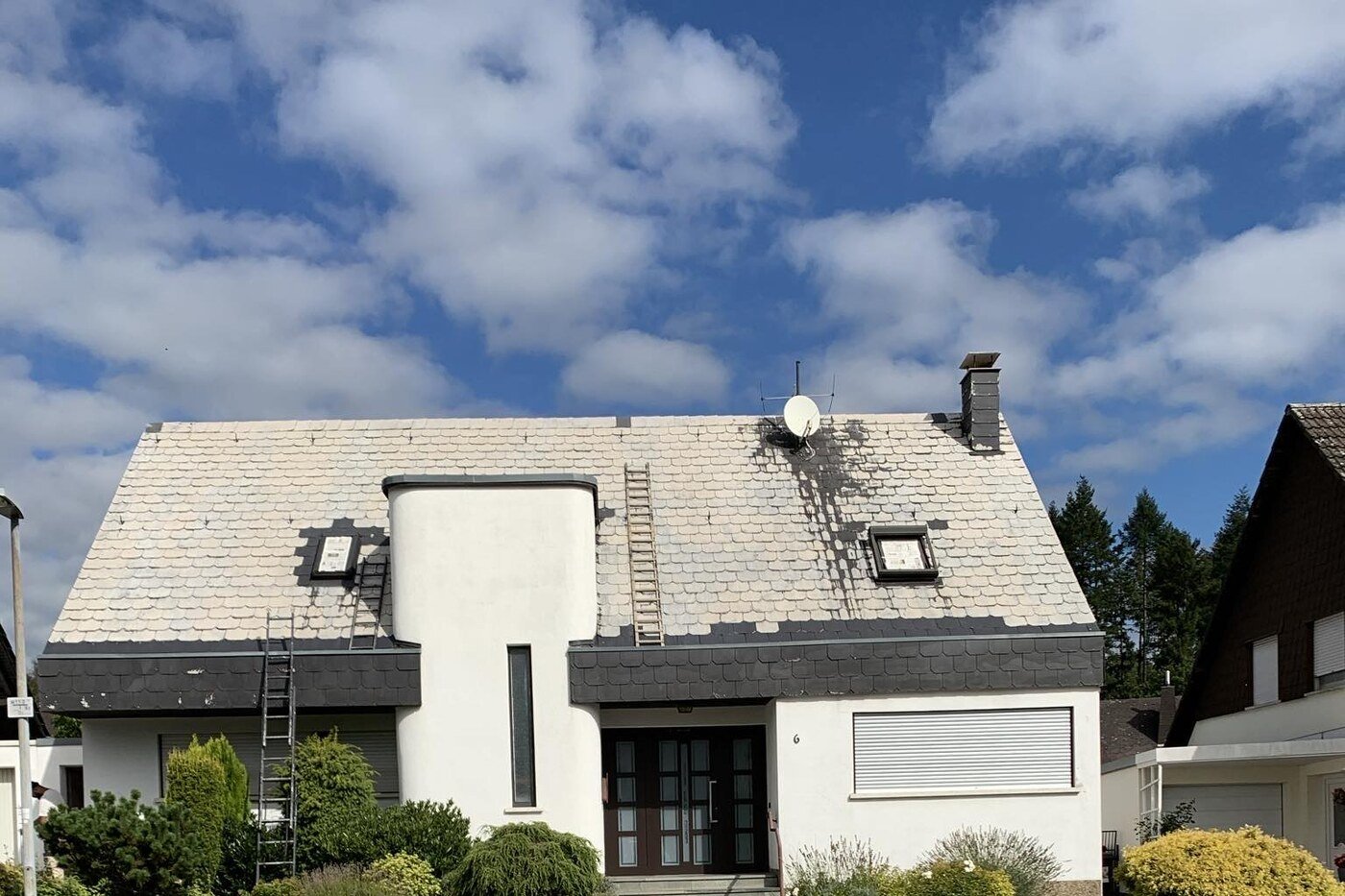 Maison avant travaux, toiture en tuiles claires usées et façade crème
