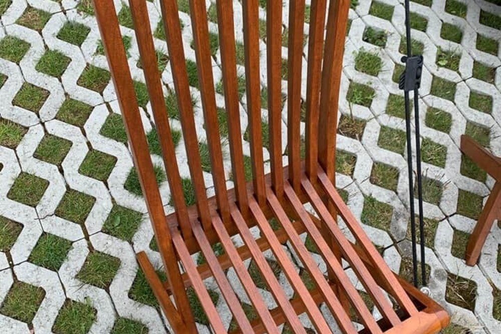 La même chaise après traitement, bois teinté d'un ton chaud