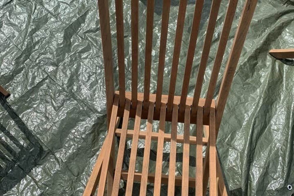 Chaise de jardin en bois brut avant traitement