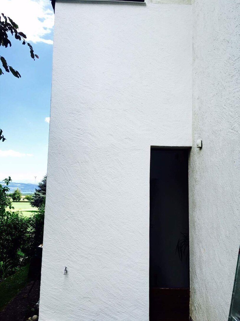 Le même mur après travaux, crépi blanc net