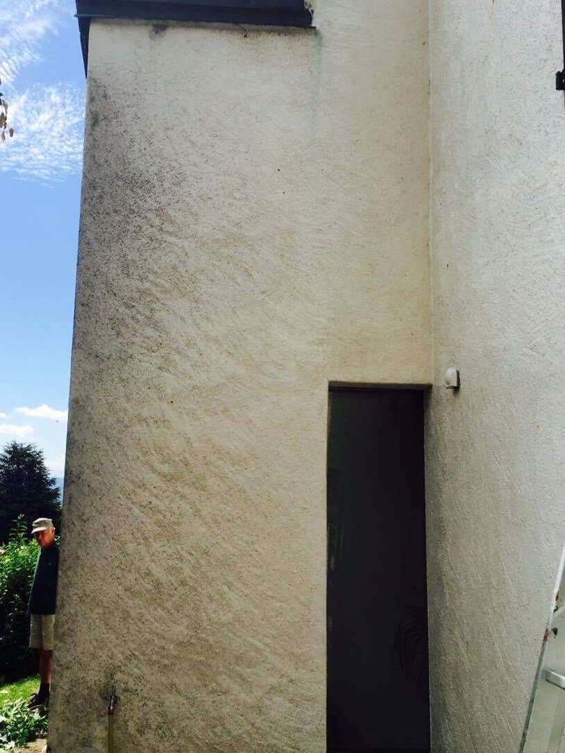 Mur d'entrée avant travaux, crépi jauni et marqué
