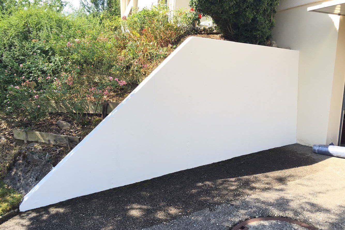 Le même muret après travaux, finition blanche