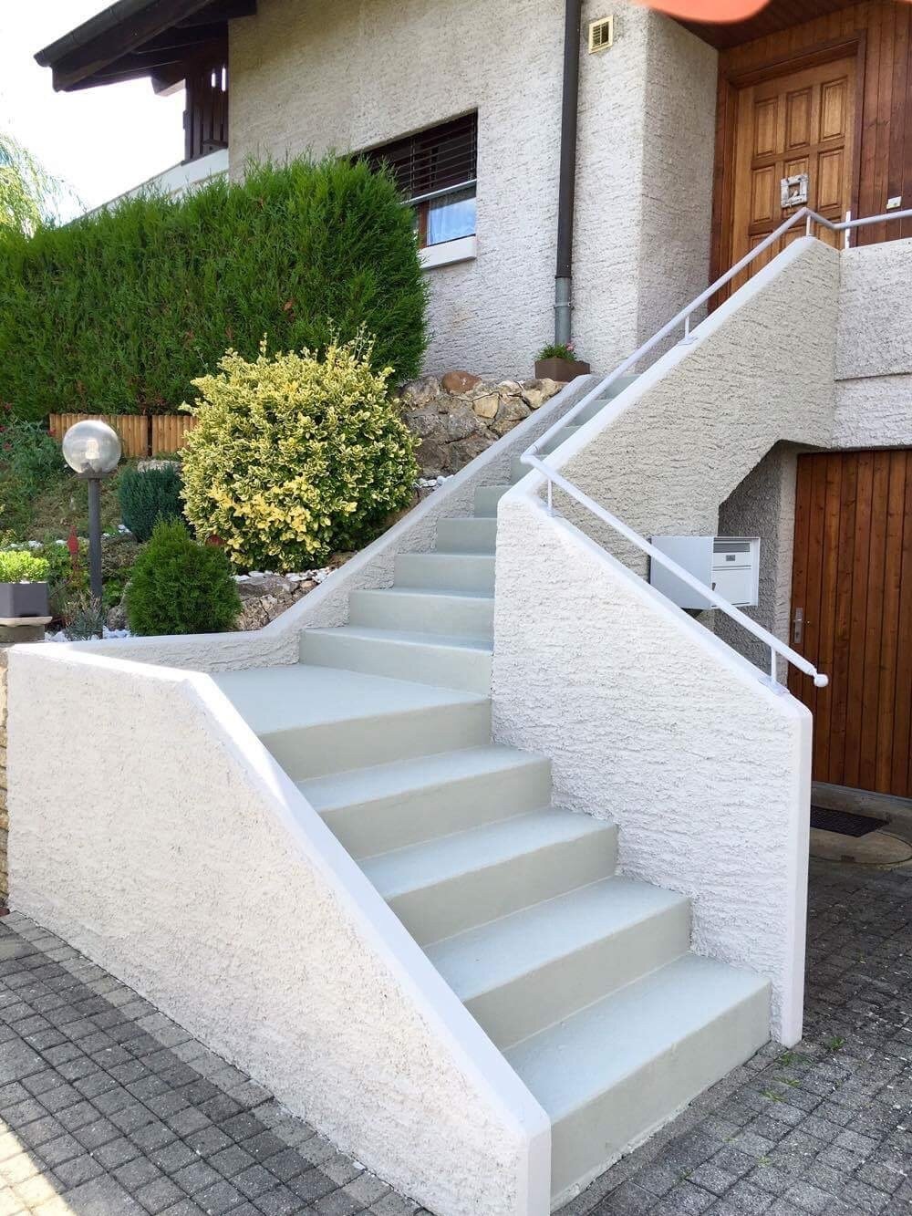Le même escalier après reprise, maçonnerie peinte en blanc