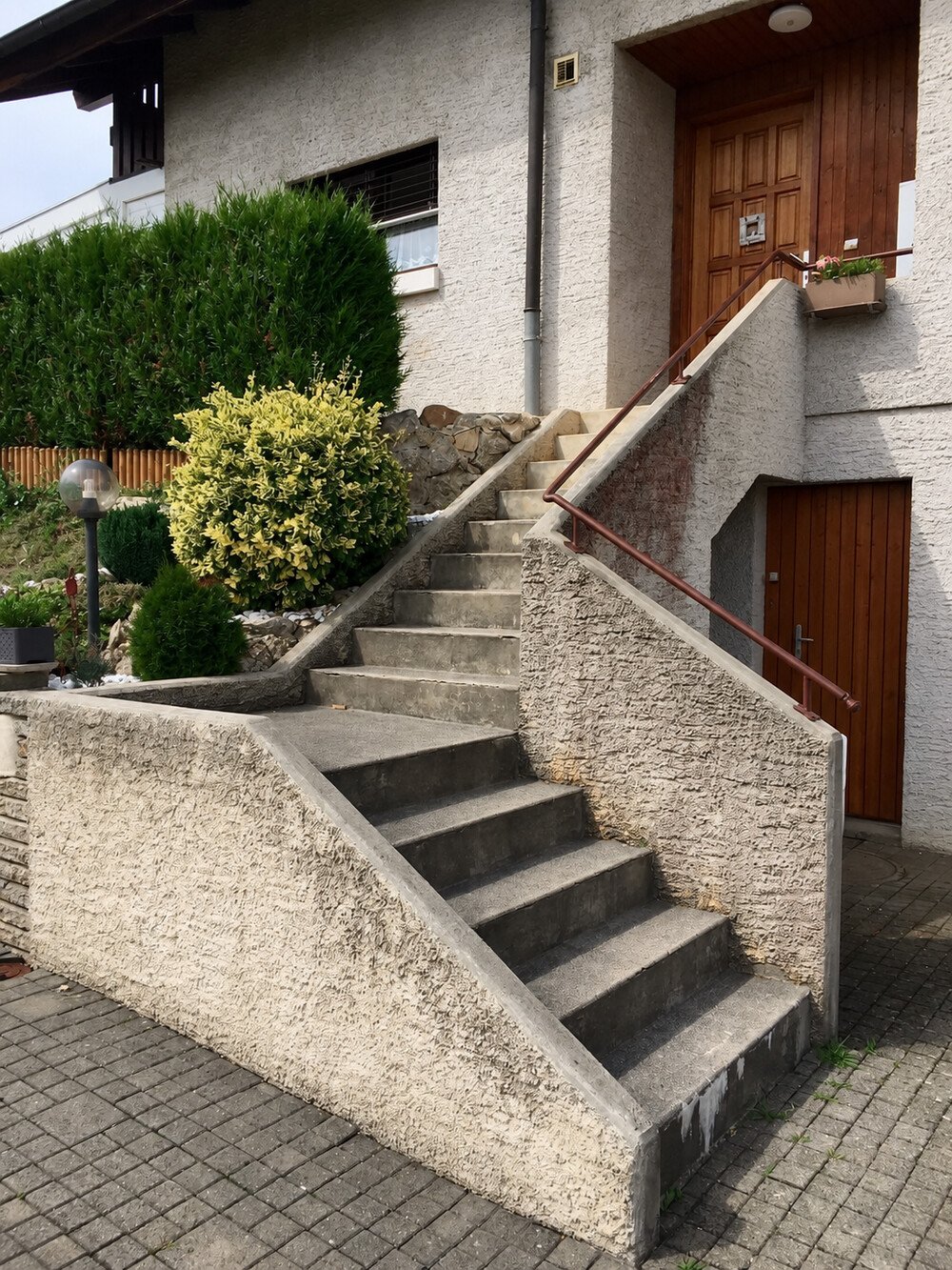 Escalier d'entrée avant travaux, béton brut et muret en pierre