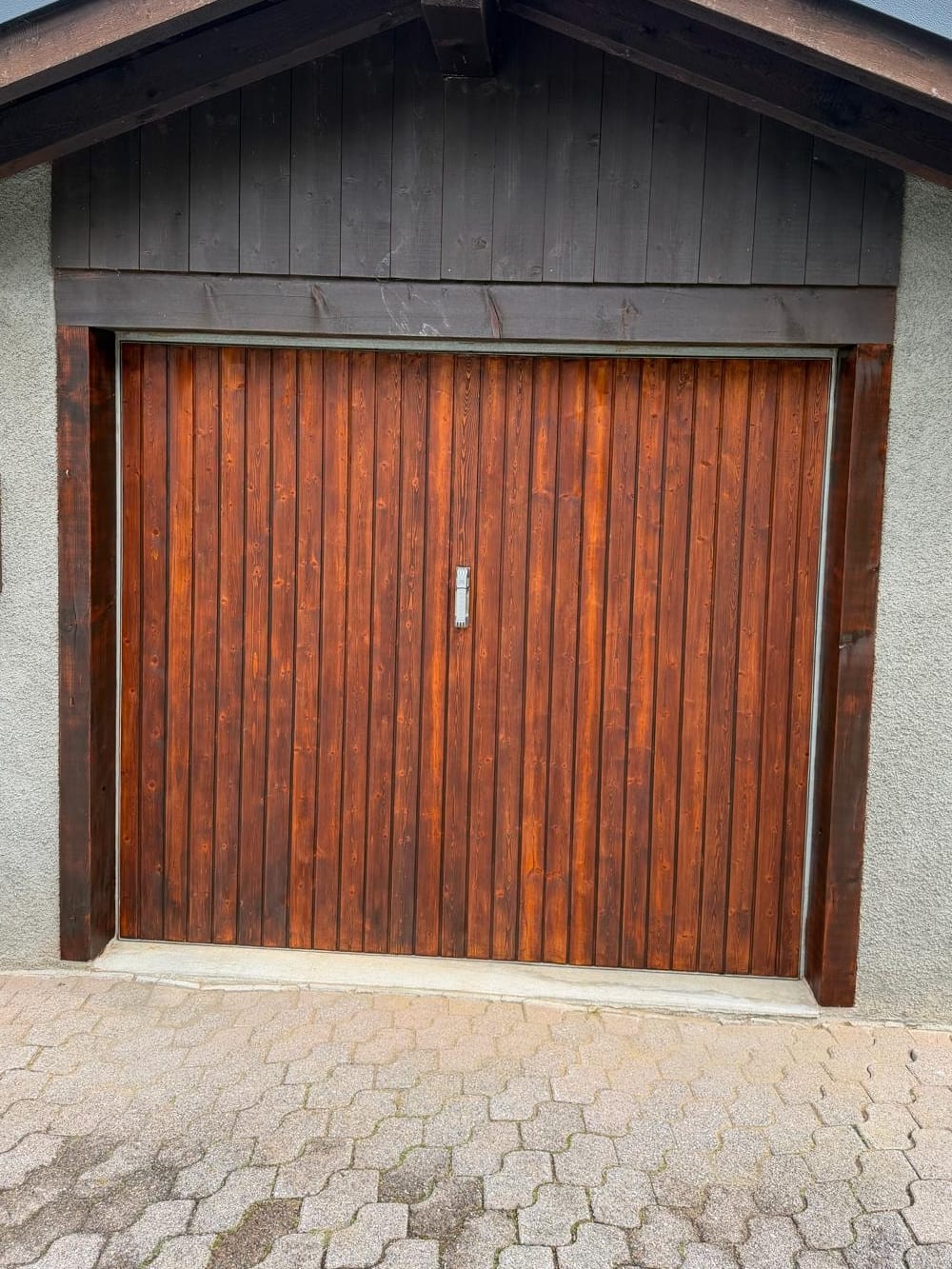La même porte après ponçage et deux couches de lasure, bois uniforme et soutenu