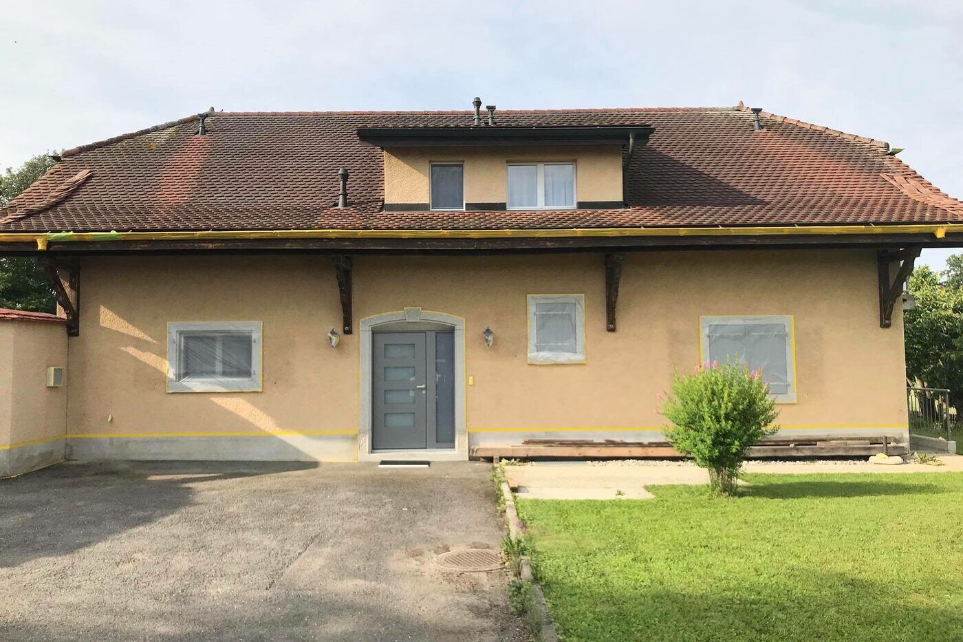 La même villa avant travaux, crépi beige encrassé