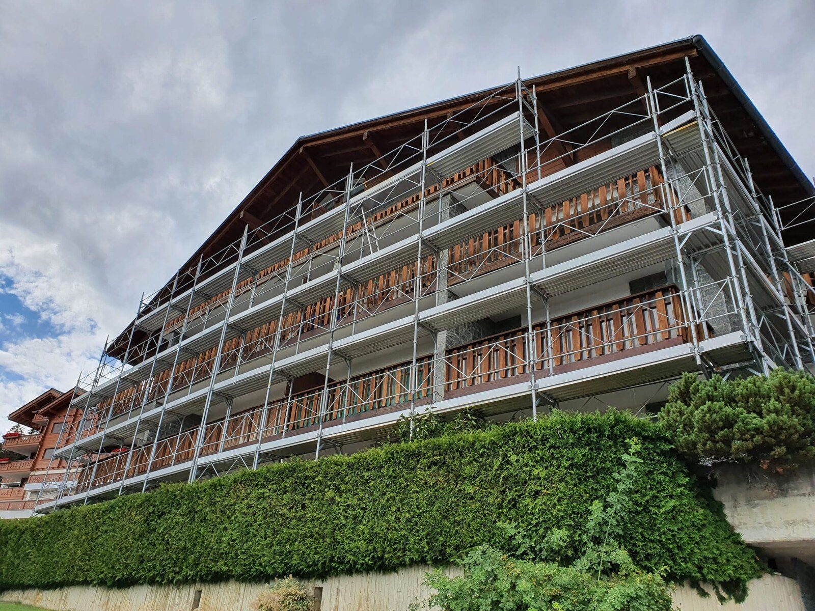 Immeuble entier sous échafaudage, façade en cours de traitement par l'équipe