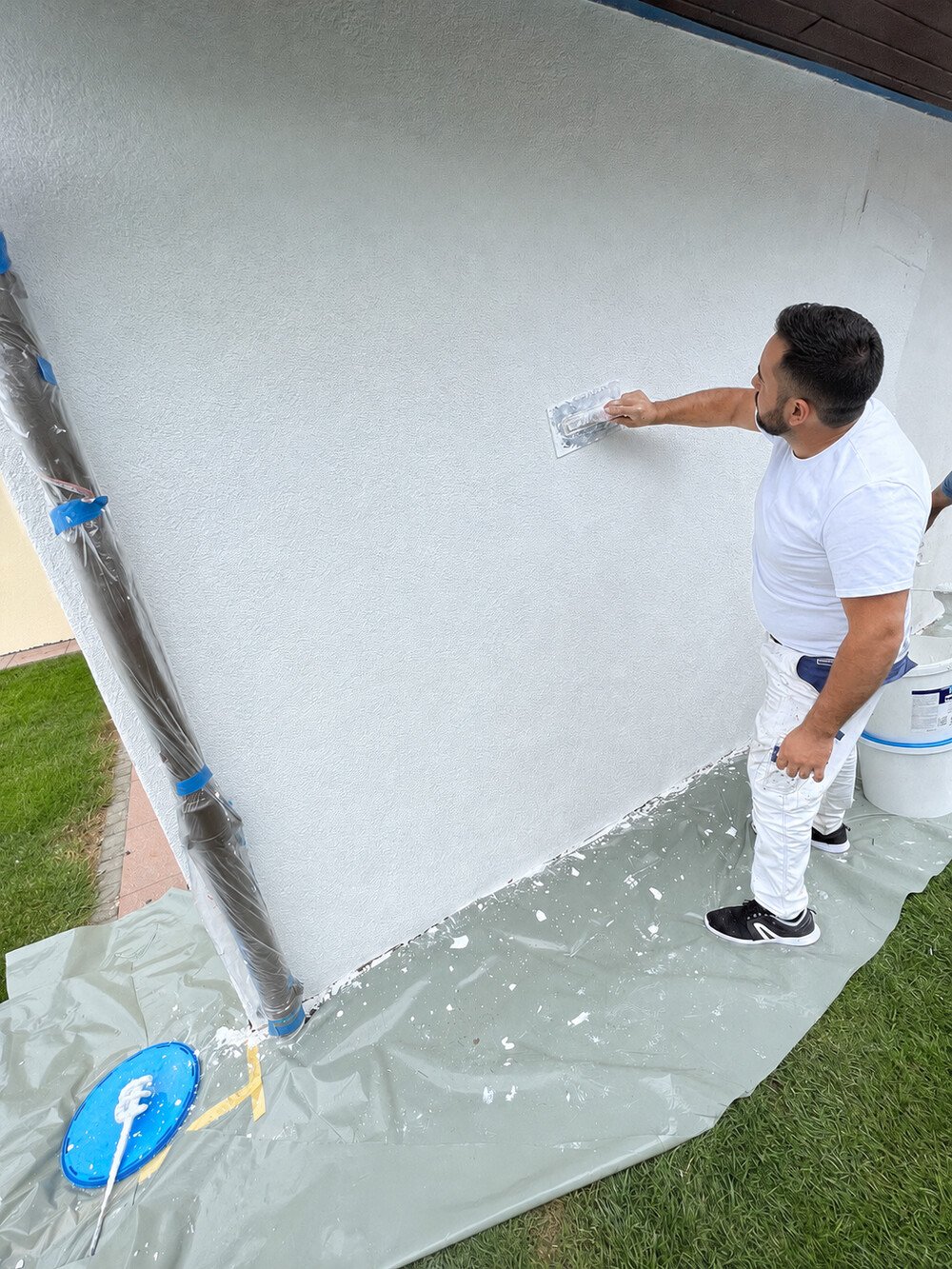 Lissage de finition sur une façade blanche terminée